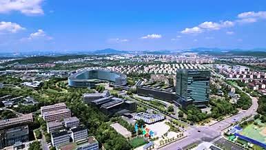4K航拍南京地标苏宁总部苏宁易购大楼视频的预览图